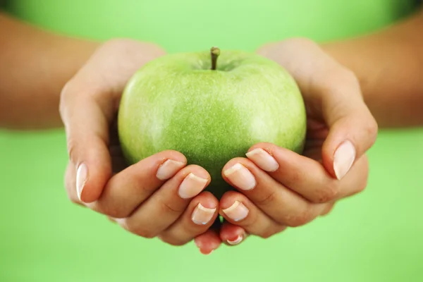 Manzana en manos de mujer — Foto de Stock