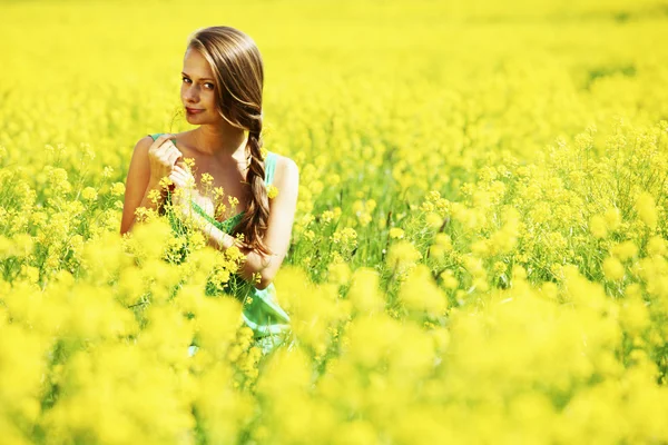 Vrouw op oliehoudende zaden veld — Stockfoto