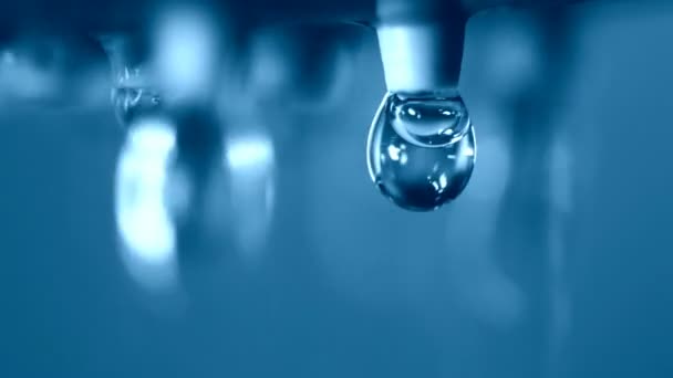 Blå fallande vattendroppar makro närbild — Stockvideo