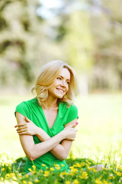 Vrouw zitten op bloem veld — Stockfoto