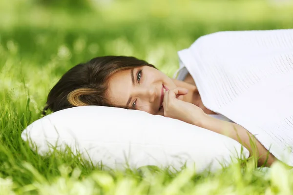 Vrouw slapen op gras — Stockfoto