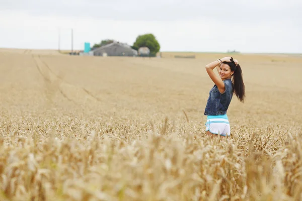 Mulher no campo de trigo — Fotografia de Stock