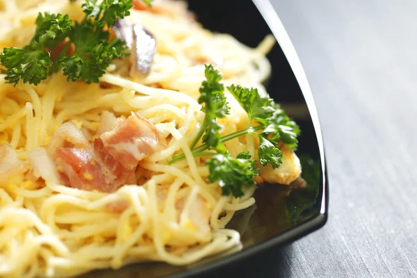 Carbonara de espaguete com bacon frito — Fotografia de Stock