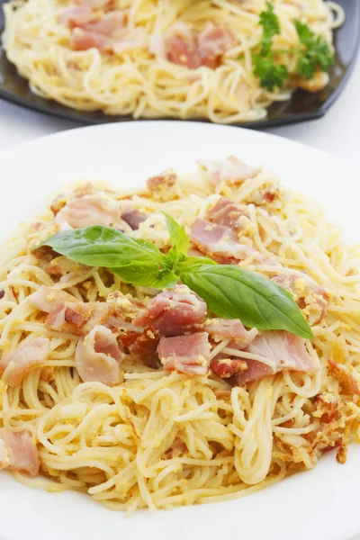 Spaghetti carbonara with fried bacon — Stock Photo, Image