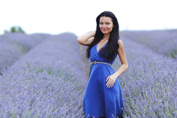 Mujer de pie en un campo de lavanda — Foto de Stock