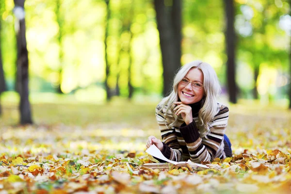 Vrouw leest in park — Stockfoto