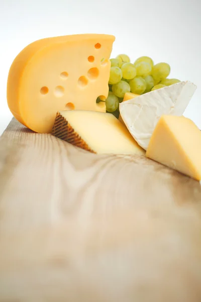 Queso sobre una mesa de madera —  Fotos de Stock