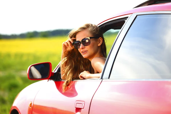 Femme en voiture rouge Images De Stock Libres De Droits