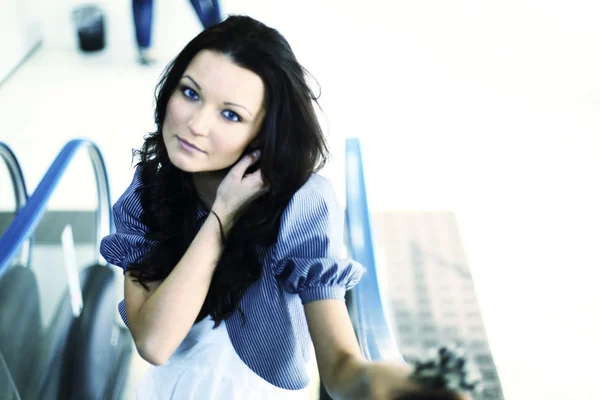 Blaue Augen für Frauen auf Rolltreppe — Stockfoto