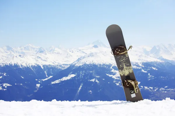 Snowboard op bergen — Stockfoto