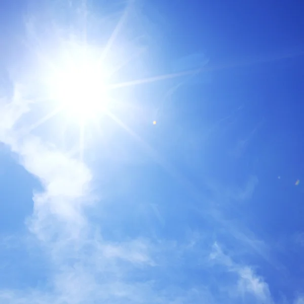 Sol en el cielo azul — Foto de Stock