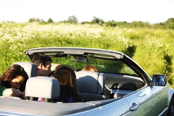 Vrienden in de auto — Stockfoto