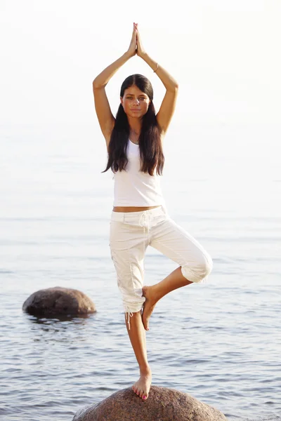 Yoga perto do oceano — Fotografia de Stock