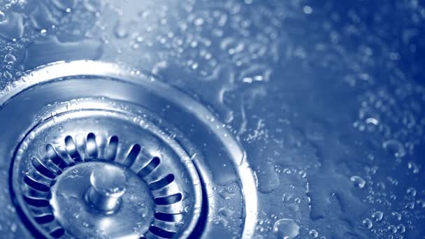 Bubbly stroom van water in de gootsteen-closeup — Stockvideo