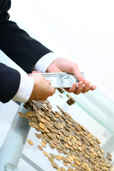 Ruce drží peníze — Stock fotografie
