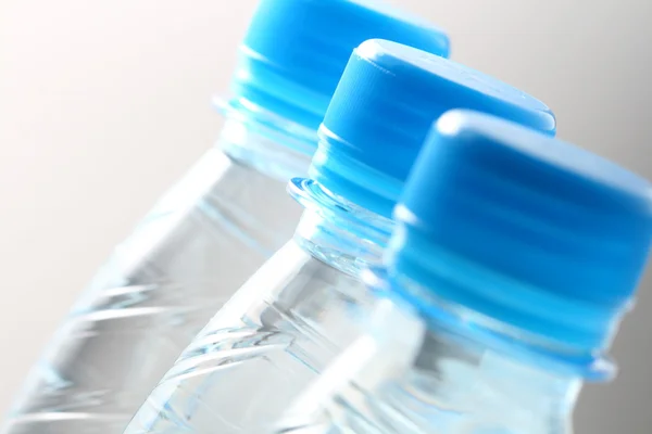 Mavi su şişe — Stok fotoğraf