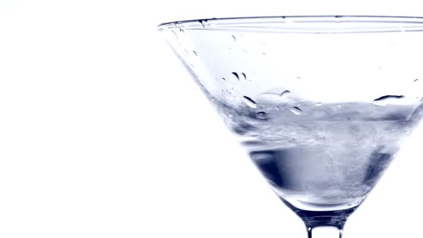 Glas mit Wasser füllen — Stockvideo