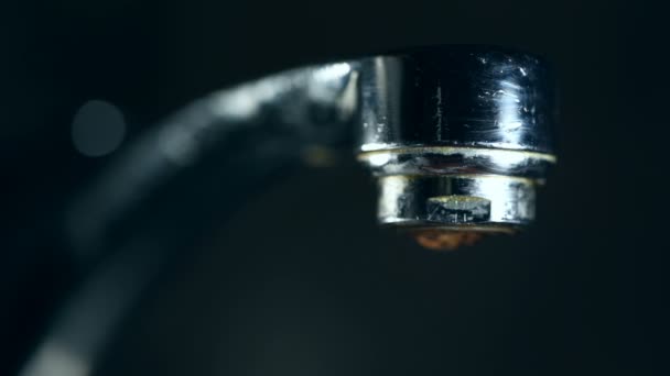 Кран з краплями води — стокове відео