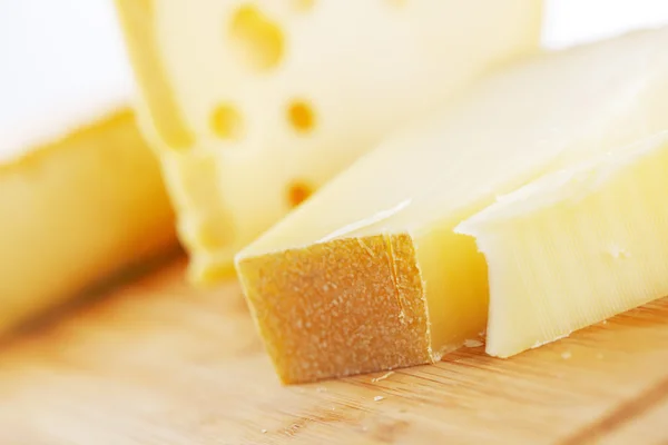 나무 탁자 위에 놓인 치즈 — 스톡 사진