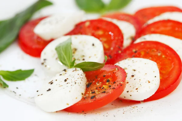 Fatias de tomate e mussarela em um prato — Fotografia de Stock