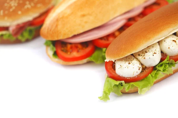 Sandwich con tomate mozzarella y ensalada —  Fotos de Stock