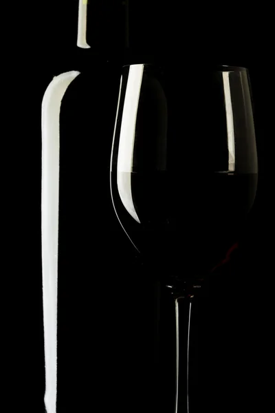 Silhouette en verre de vin rouge fond noir — Photo