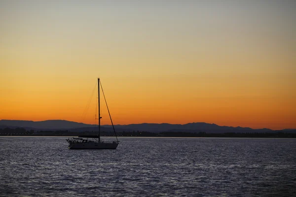 Jacht im Meer bei Sonnenuntergang — Stockfoto