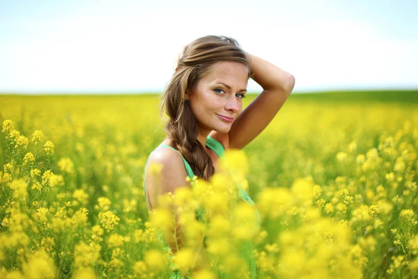 Vrouw op oliehoudende zaden veld — Stockfoto