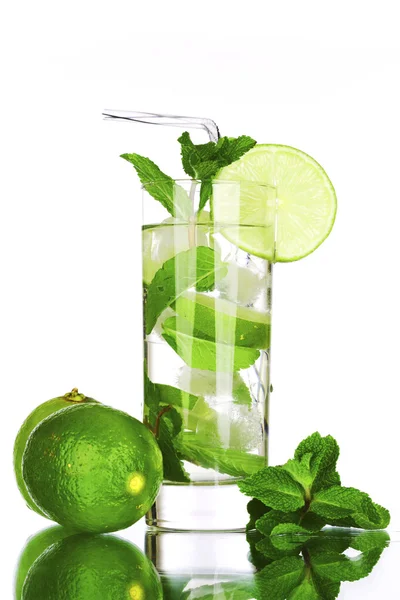 Mojito na bílém pozadí — Stock fotografie