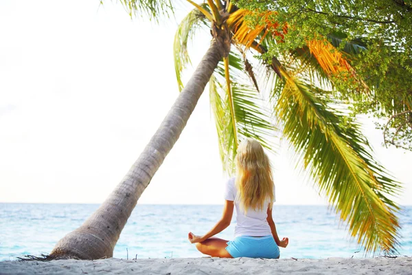 Mujer yoga bajo la palma — Foto de Stock