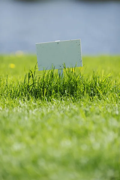 Panneau blanc sur herbe — Photo