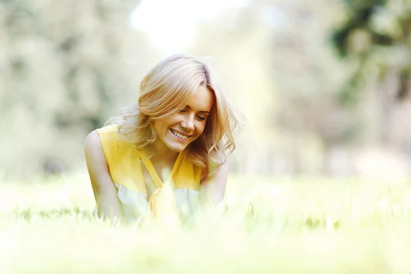 Frau liegt auf Gras — Stockfoto