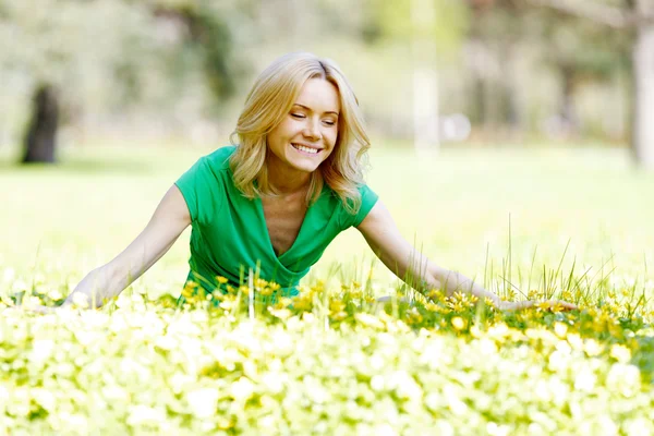 Mujer disfrutar de la naturaleza — Foto de Stock