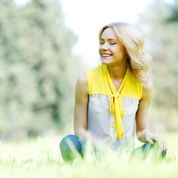 Vrouw zittend op gras — Stockfoto