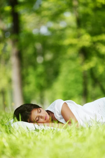 Kvinna som sover på gräs — Stockfoto