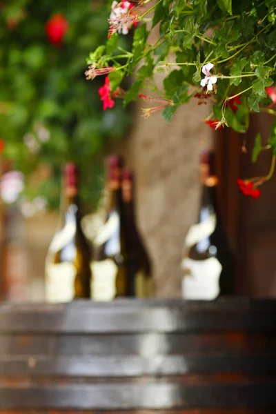 Botellas de vino en barril de wodden —  Fotos de Stock