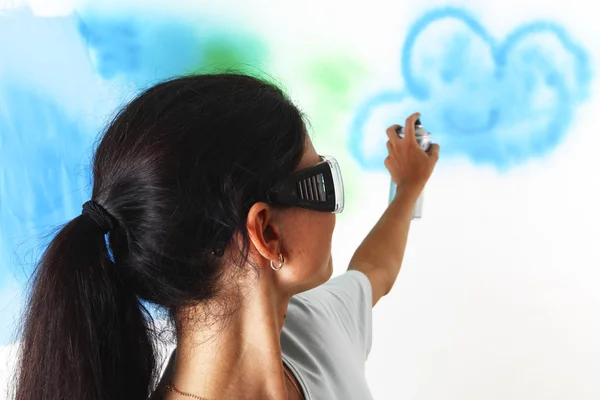 Nő festi a falat — Stock Fotó