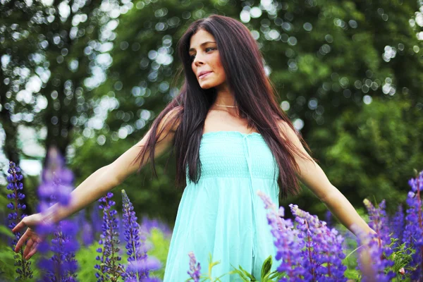 Mulher no campo de flores rosa — Fotografia de Stock