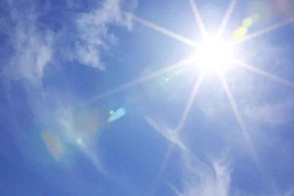 Солнце в голубом небе — стоковое фото