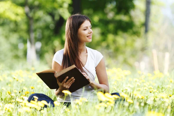 Žena čtení knihy venku — Stock fotografie
