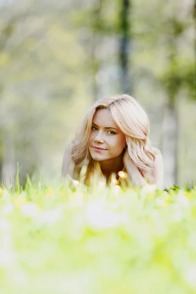 Vrouw liggend op gras — Stockfoto