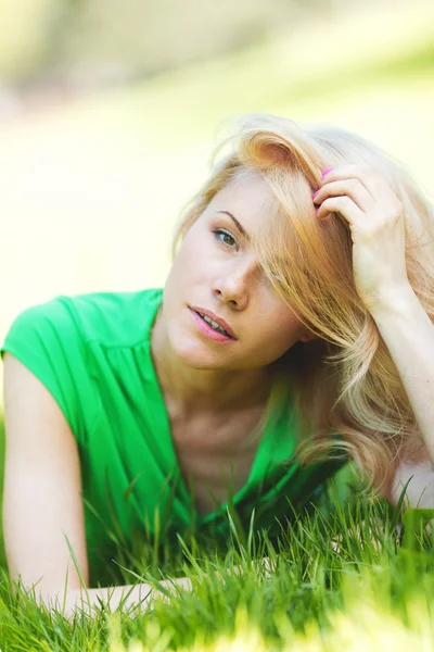 Femme couchée sur l'herbe — Photo