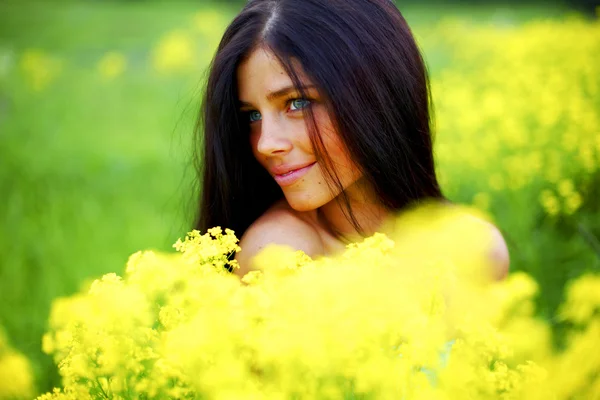 Vrouw op oliehoudende zaden veld — Stockfoto