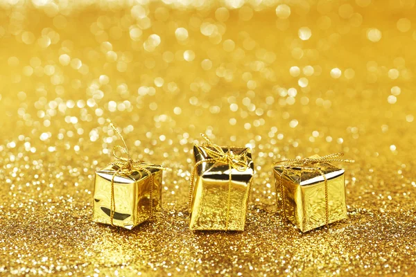 Goldene Weihnachtsgeschenke — Stockfoto