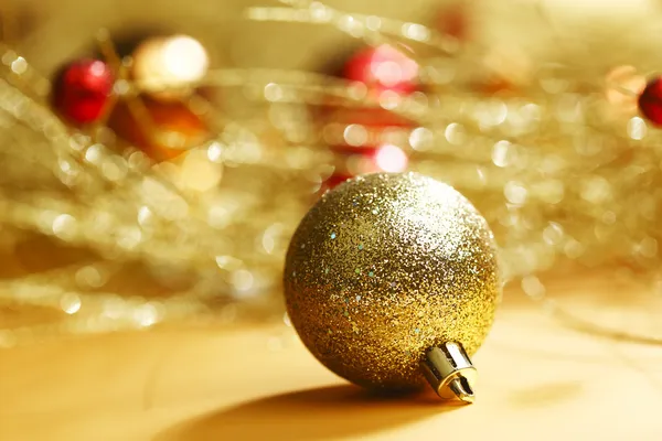 Goldene Weihnachtskugel — Stockfoto