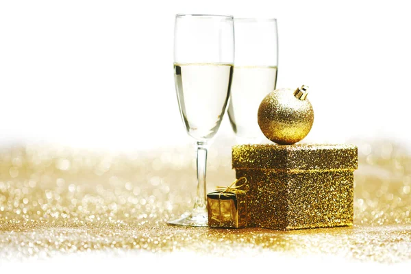 Şampanya ile yılbaşı hediyesi — Stok fotoğraf