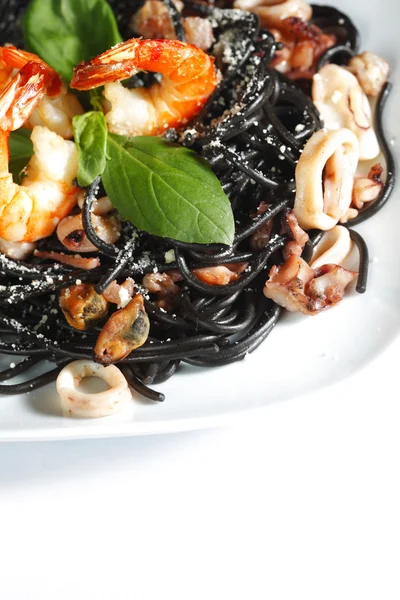 Черные спагетти с морепродуктами — стоковое фото