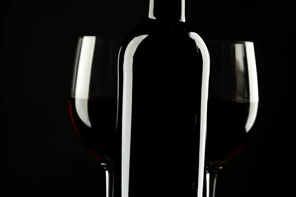 Silhueta de vidro de vinho tinto fundo preto — Fotografia de Stock