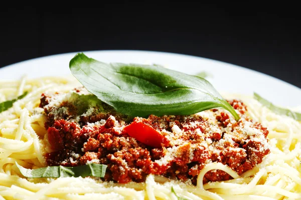 Spaghetti bolognese z bazylią — Zdjęcie stockowe