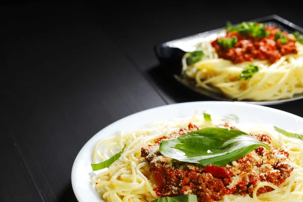 Spaghetti bolognese z bazylią — Zdjęcie stockowe